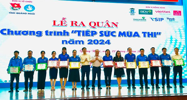 Đơn vị tài trợ tiếp sức 180 thùng nước khoáng cho các sĩ tử.