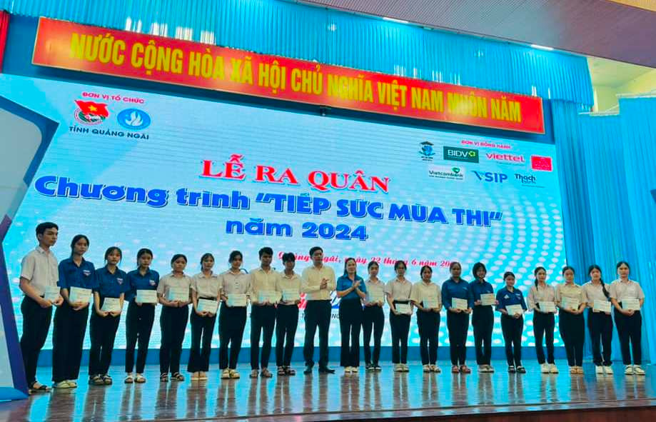 Chương trình trao tặng 100 suất quà cho các sĩ tử vượt khó, đạt thành tích học tập xuất sắc, trị giá 100 triệu đồng.