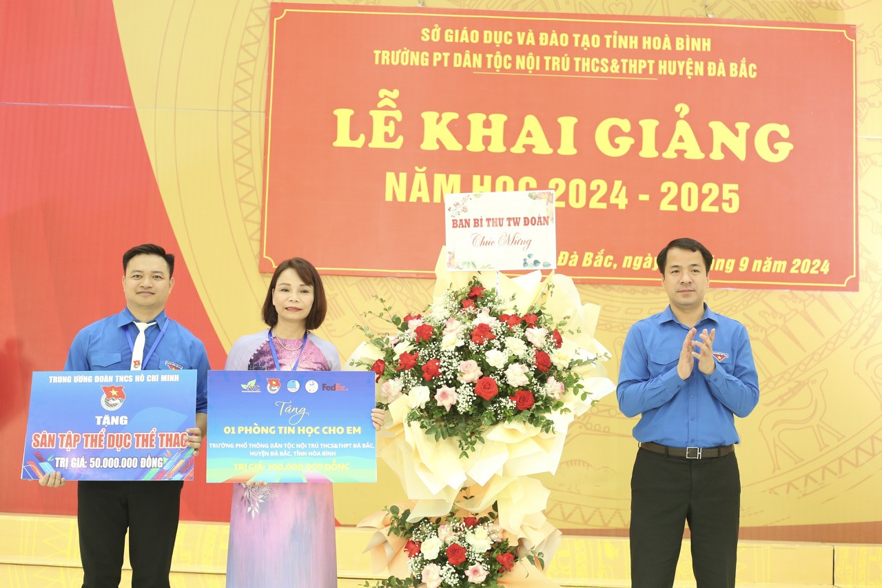 Đồng chí Ngô Văn Cương - Bí thư T.Ư Đoàn, trao tặng các phần quà, công trình cho Trường Phổ thông dân tộc nội trú THCS và THPT Đà Bắc nhân dịp khai giảng năm học 2024 - 2025. Đồng chí Ngô Văn Cương - Bí thư T.Ư Đoàn, trao tặng các phần quà, công trình cho Trường Phổ thông dân tộc nội trú THCS và THPT Đà Bắc nhân dịp khai giảng năm học 2024 - 2025.