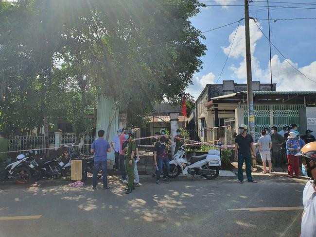 Phía ngoài căn nhà nơi xảy ra sự việc.