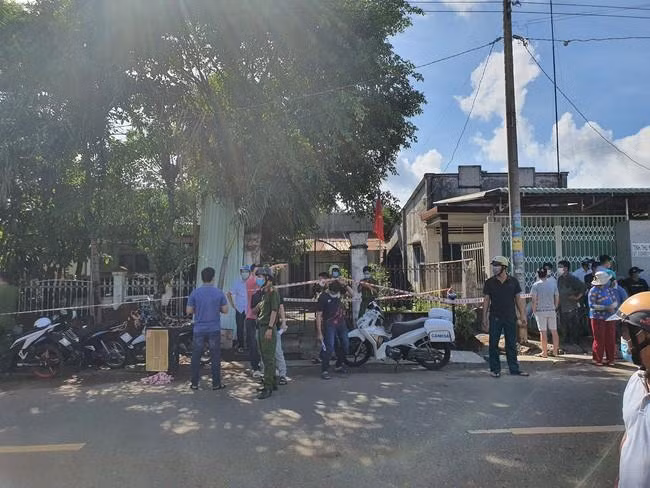 Phía ngoài căn nhà nơi xảy ra sự việc.