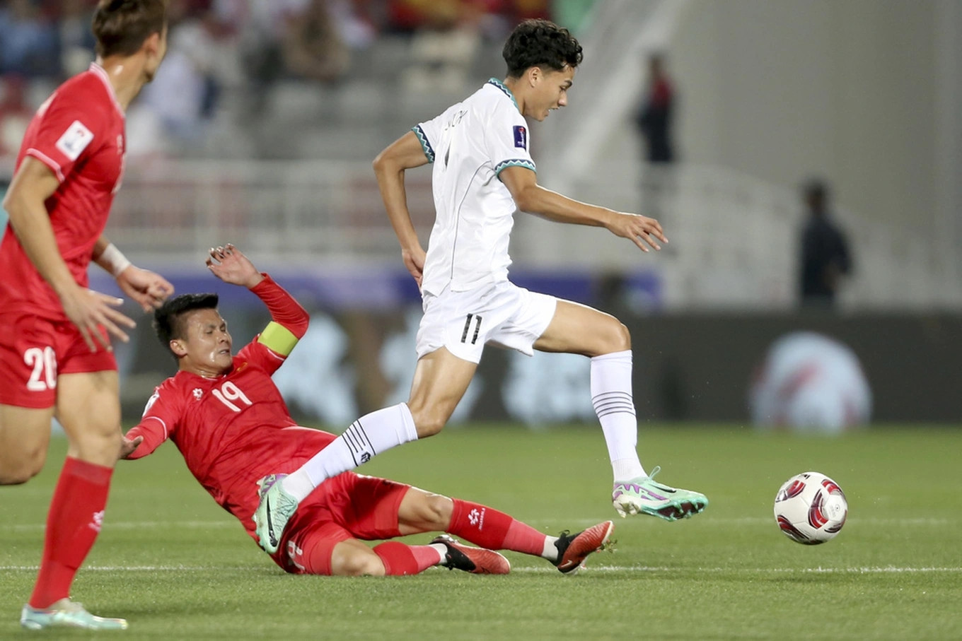 Các cầu thủ ĐT Việt Nam cần chơi với tinh thần máu lửa trước khi chia tay Asian Cup 2023. (Ảnh: AP)