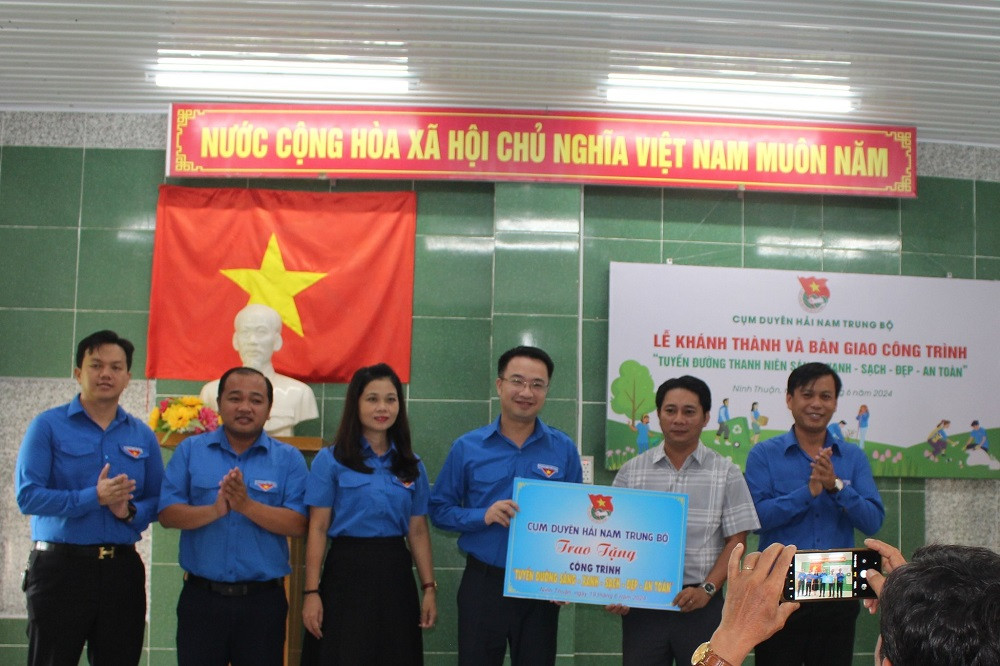 Bí thư TƯ Đoàn Nguyễn Tường Lâm cùng Thường trực Cụm trao tặng Công trình thanh niên trị giá 40 triệu đồng.