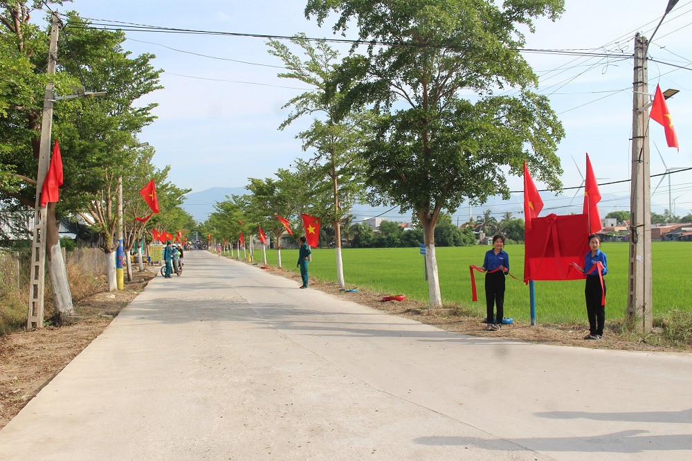 Công trình được trang bị đèn chiếu sáng bằng năng lượng mặt trời 2 trong 1 (đèn, cờ Tổ quốc), trồng hoa dọc 2 bên tuyến đường.