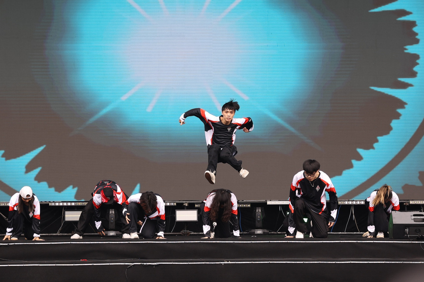 Bên cạnh những tiết mục của Hà Myo, khán giả được chiêu đãi những tiết mục nhảy độc đáo, đầy năng lượng đến từ nhóm sinh viên trường Đại học Giao thông vận tải. Bên cạnh những tiết mục của Hà Myo, khán giả được chiêu đãi những tiết mục nhảy độc đáo, đầy năng lượng đến từ nhóm sinh viên trường Đại học Giao thông vận tải.