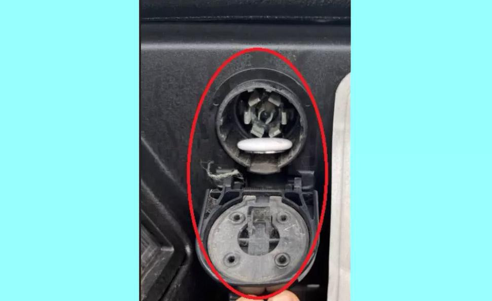 AirTags được lén đặt trên xe. AirTags được lén đặt trên xe.