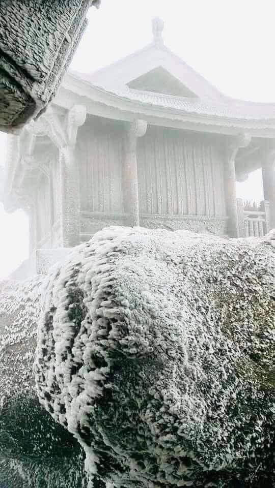 Chùa Đồng, Yên Tử xuất hiện băng giá vào sáng ngày 23/1 tạo khung cảnh đẹp, lạ không thua gì phim cổ trang khiến nhiều bạn trẻ thích thú, tò mò. (Ảnh: Ban Quản lý di tích và Rừng quốc gia Yên Tử)