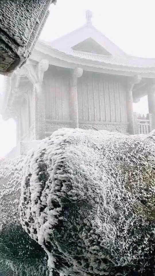 Chùa Đồng, Yên Tử xuất hiện băng giá vào sáng ngày 23/1 tạo khung cảnh đẹp, lạ không thua gì phim cổ trang khiến nhiều bạn trẻ thích thú, tò mò. (Ảnh: Ban Quản lý di tích và Rừng quốc gia Yên Tử)