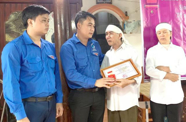 TƯ Đoàn TNCS Hồ Chí Minh đã truy tặng Huy hiệu Tuổi trẻ dũng cảm để ghi nhận hành động của nam sinh Nguyễn Văn Nhã.