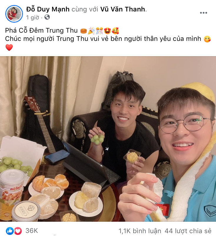 Duy Mạnh và Văn Thanh phá cỗ đêm Trung thu, không quên gửi lời chúc tới cộng đồng mạng.