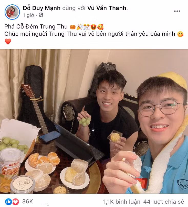 Duy Mạnh và Văn Thanh phá cỗ đêm Trung thu, không quên gửi lời chúc tới cộng đồng mạng.