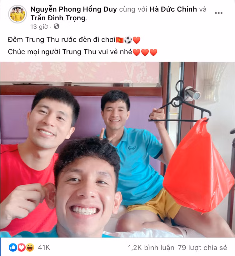 "Đạo cụ đèn lồng" của Đức Chinh quả là "sáng tạo" quá đi.