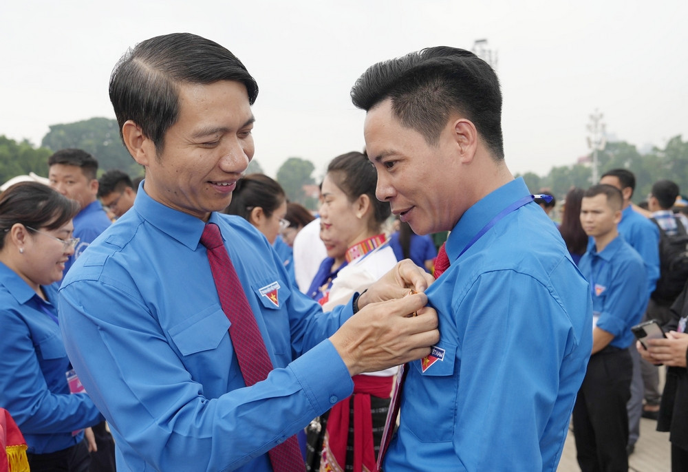 Đồng chí Nguyễn Ngọc Lương - Bí thư thường trực T.Ư Đoàn, Chủ tịch Hội LHTN Việt Nam trao Huy hiệu Thanh niên tiên tiến làm theo lời Bác cho đại biểu thanh niên. Đồng chí Nguyễn Ngọc Lương - Bí thư thường trực T.Ư Đoàn, Chủ tịch Hội LHTN Việt Nam trao Huy hiệu Thanh niên tiên tiến làm theo lời Bác cho đại biểu thanh niên.