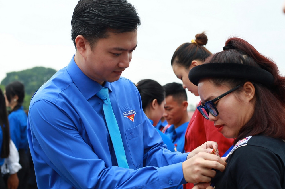 Đồng chí Nguyễn Minh Triết - Bí thư T.Ư Đoàn, Chủ tịch Hội SVVN trao Huy hiệu Thanh niên tiên tiến làm theo lời Bác cho đại biểu thanh niên. Đồng chí Nguyễn Minh Triết - Bí thư T.Ư Đoàn, Chủ tịch Hội SVVN trao Huy hiệu Thanh niên tiên tiến làm theo lời Bác cho đại biểu thanh niên.