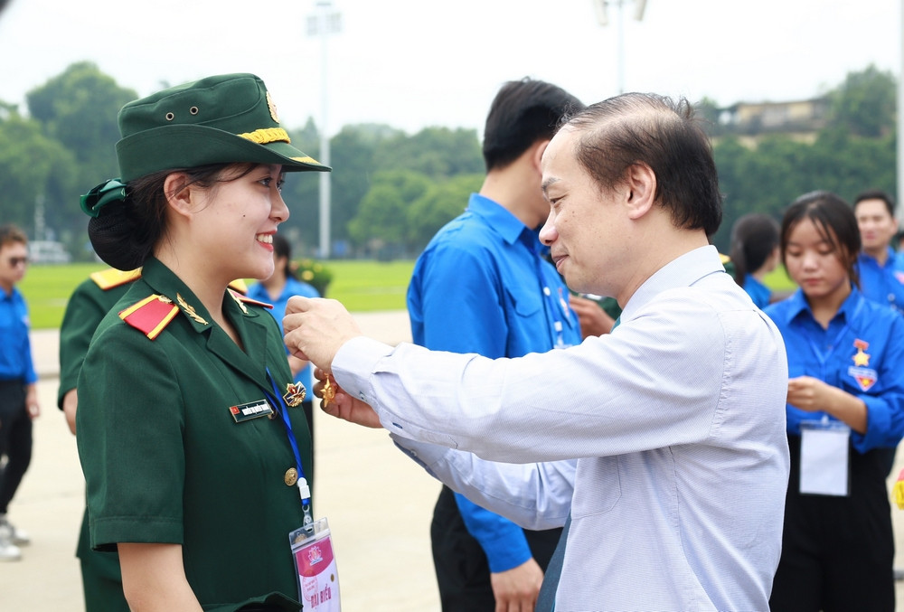 Đồng chí Phạm Tất Thắng - Uỷ viên T.Ư Đảng, Phó trưởng Ban thường trực Ban Dân vận T.Ư trao Huy hiệu Thanh niên tiên tiến làm theo lời Bác cho đại biểu thanh niên. Đồng chí Phạm Tất Thắng - Uỷ viên T.Ư Đảng, Phó trưởng Ban thường trực Ban Dân vận T.Ư trao Huy hiệu Thanh niên tiên tiến làm theo lời Bác cho đại biểu thanh niên.