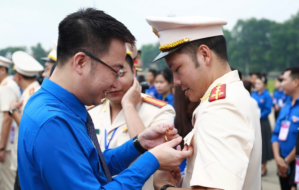 Đồng chí Nguyễn Tường Lâm - Bí thư T.Ư Đoàn trao Huy hiệu Thanh niên tiên tiến làm theo lời Bác cho đại biểu thanh niên. Đồng chí Nguyễn Tường Lâm - Bí thư T.Ư Đoàn trao Huy hiệu Thanh niên tiên tiến làm theo lời Bác cho đại biểu thanh niên.