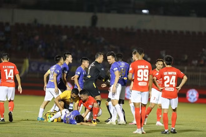 Hùng Dũng gặp chấn thương nặng phải tạm nghỉ thi đấu ít nhất 8 tháng. (Ảnh: Đăng Đức)