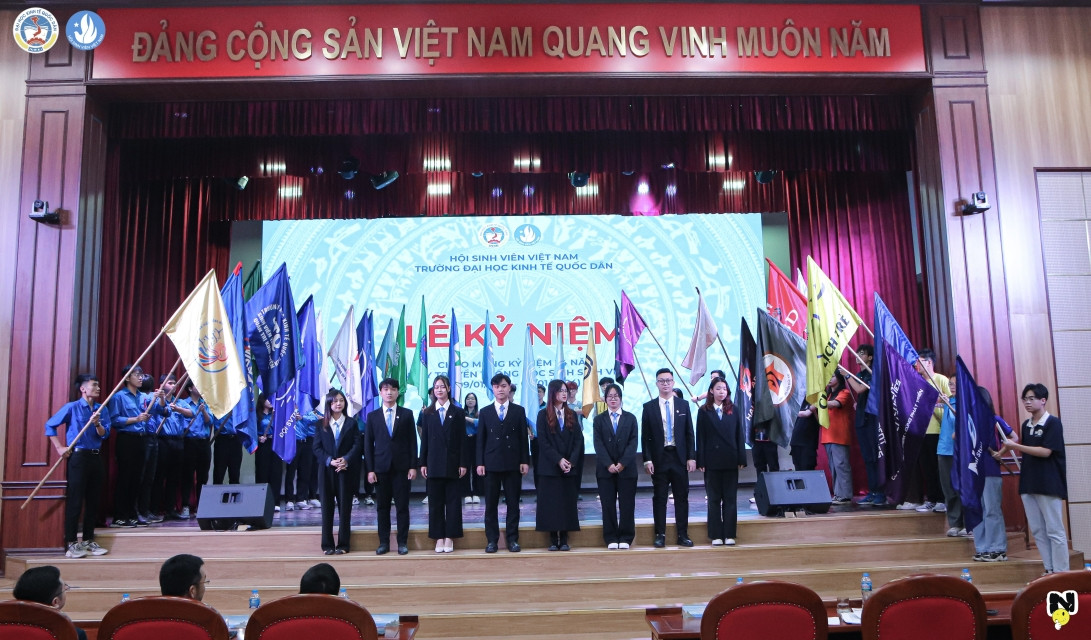 Ban Thư ký cùng 30 CLB, Tổ đội, nhóm trực thuộc Hội Sinh viên diễu hành. Ban Thư ký cùng 30 CLB, Tổ đội, nhóm trực thuộc Hội Sinh viên diễu hành.