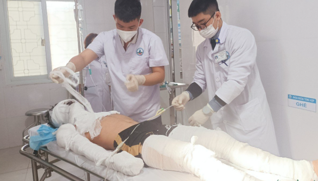 Các bác sĩ tiến hành cấp cứu, xử trí chống sốc, băng bỏng, hồi sức cho bệnh nhân. (Ảnh: SK&ĐS) Các bác sĩ tiến hành cấp cứu, xử trí chống sốc, băng bỏng, hồi sức cho bệnh nhân. (Ảnh: SK&ĐS)