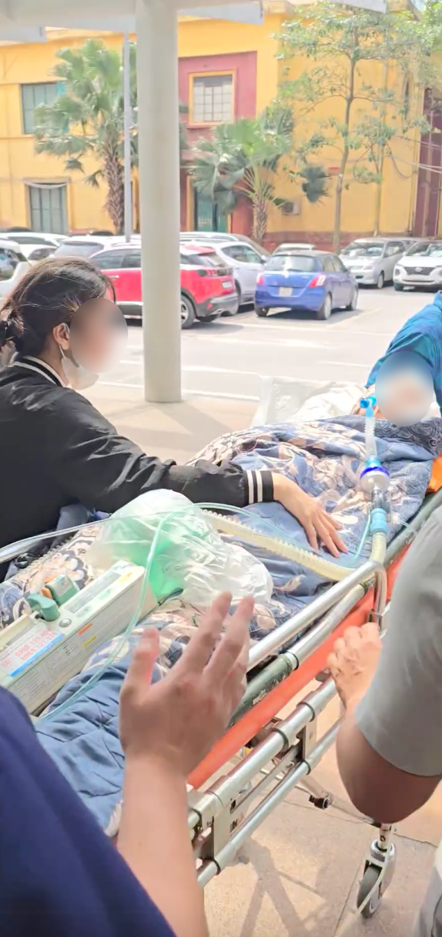 Trong sáng nay 26/3, gia đình đã đưa Đ. về bệnh viện tuyến tỉnh. Trong sáng nay 26/3, gia đình đã đưa Đ. về bệnh viện tuyến tỉnh.