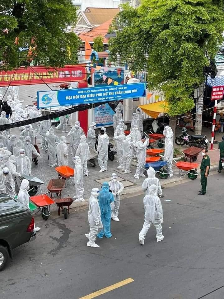 Những phần lương thực, thực phẩm đầu tiên của các chiến sĩ đã được chuyển đến từng hộ dân. (Ảnh: Fanpage Tôi Yêu Long Hải)