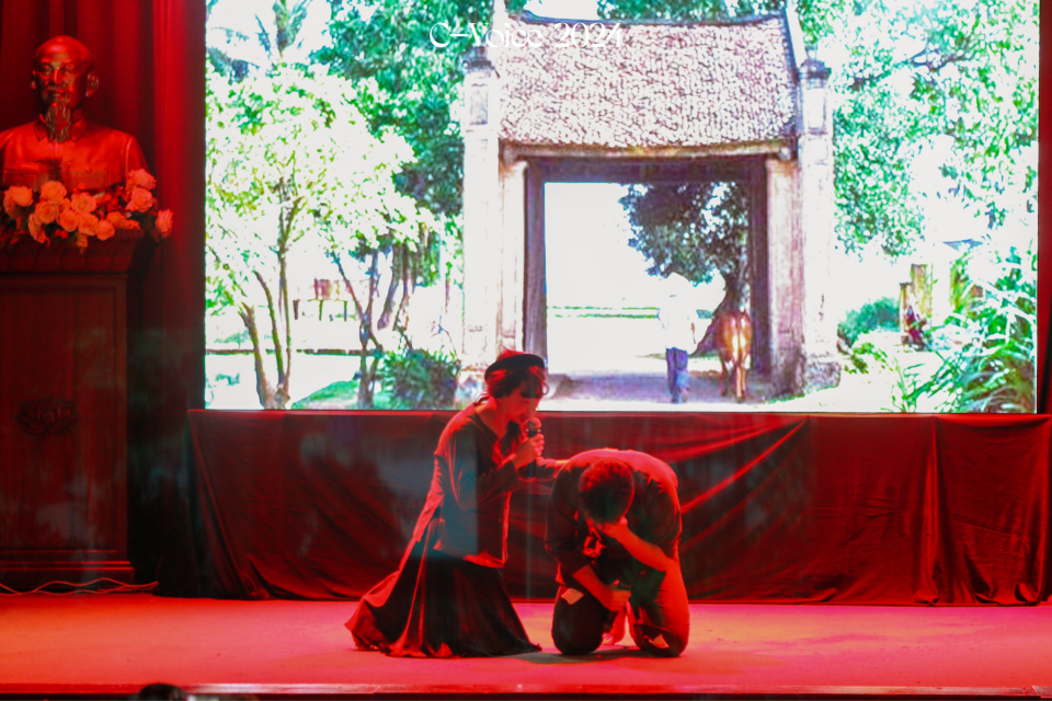 Tiết mục “Chí Phèo” hài hước và mới lạ đến từ tập thể lớp 11A2. Tiết mục “Chí Phèo” hài hước và mới lạ đến từ tập thể lớp 11A2.