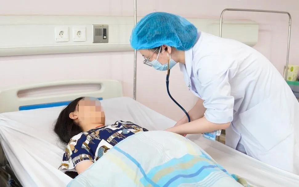 Bệnh viện Nhi Trung ương cho biết bé G.T.S. đã qua phẫu thuật, tự thở được và đang điều trị tích cực. Chi phí điều trị được hỗ trợ hoàn toàn. (Ảnh: Linh Chi/ VTV) Bệnh viện Nhi Trung ương cho biết bé G.T.S. đã qua phẫu thuật, tự thở được và đang điều trị tích cực. Chi phí điều trị được hỗ trợ hoàn toàn. (Ảnh: Linh Chi/ VTV)