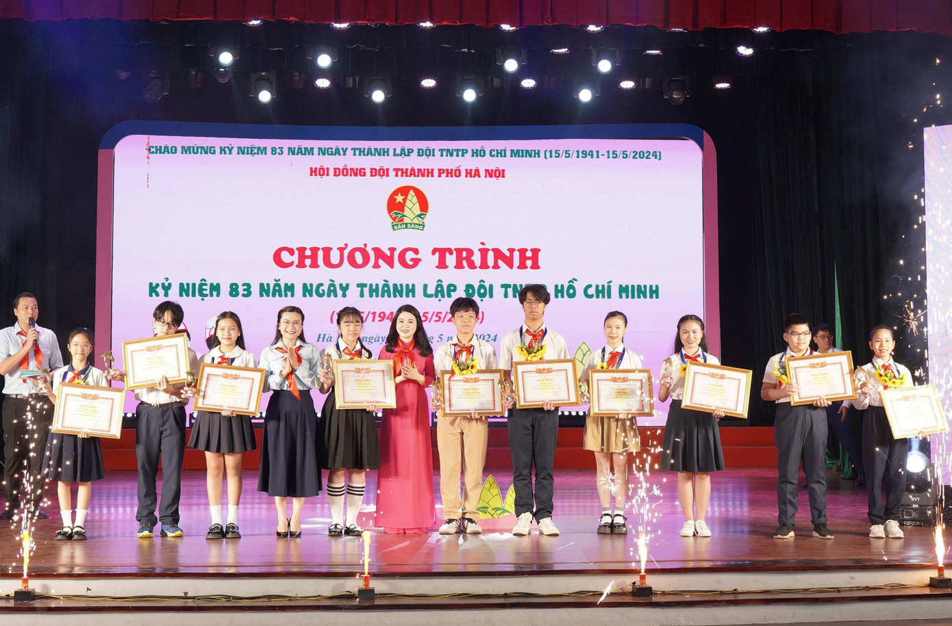 Bí thư Trung ương Đoàn, Chủ tịch Hội đồng Đội Trung ương Nguyễn Phạm Duy Trang và Bí thư Thành đoàn Hà Nội Chu Hồng Minh trao tặng “Giải thưởng 15 tháng 5” cho thiếu nhi tiêu biểu. (Ảnh: Phạm Mạnh) Bí thư Trung ương Đoàn, Chủ tịch Hội đồng Đội Trung ương Nguyễn Phạm Duy Trang và Bí thư Thành đoàn Hà Nội Chu Hồng Minh trao tặng “Giải thưởng 15 tháng 5” cho thiếu nhi tiêu biểu. (Ảnh: Phạm Mạnh)