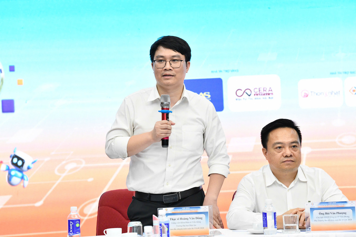 Thạc sĩ Hoàng Vân Đông, giảng viên Khoa Điện tử Viễn thông, Trường Đại học Điện lực - Giám đốc chuyên môn cuộc thi. Thạc sĩ Hoàng Vân Đông, giảng viên Khoa Điện tử Viễn thông, Trường Đại học Điện lực - Giám đốc chuyên môn cuộc thi.