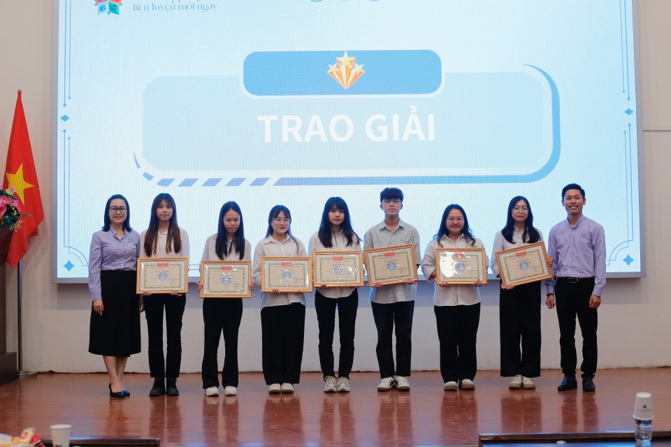Đồng chí Hứa Thanh Hoa - Bí thư Đoàn Đại học Quốc gia Hà Nội và đồng chí Tưởng Văn Thuấn - Chủ tịch Hội Sinh viên Đại học Quốc gia Hà Nội trao giải thưởng cho 10 sinh viên tích cực tham gia chuỗi hoạt động.