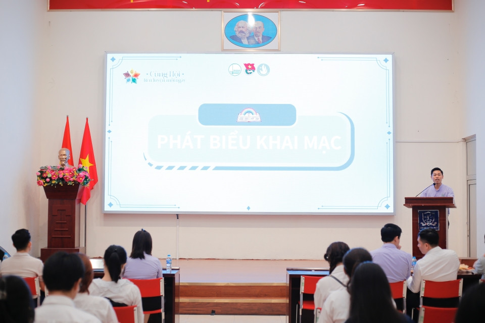 Đồng chí Tưởng Văn Thuấn - Chủ tịch Hội Sinh viên Đại học Quốc gia Hà Nội chia sẻ tại chương trình.