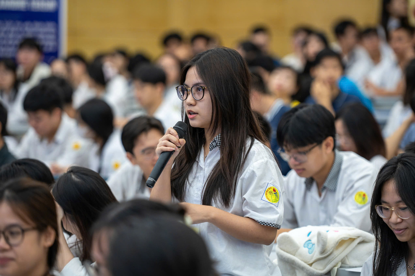 Các bạn học sinh rất nhiệt tình đặt câu hỏi. Các bạn học sinh rất nhiệt tình đặt câu hỏi.