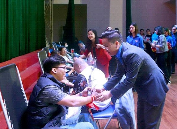 Các đồng chí: Nguyễn Văn Tú - Phó Bí thư Tỉnh Đoàn, Chủ tịch Hội Sinh viên tỉnh Vĩnh Phúc; Nguyễn Thị Quỳnh Liên - Phó Chủ tịch Hội Chữ thập Đỏ tỉnh Vĩnh Phúc; Đại diện Lãnh đạo Trung tâm hiến máu và Văn phòng ban chỉ đạo tỉnh Vĩnh Phúc thăm hỏi, động viên và tặng quà các đoàn viên, thanh niên tham gia hiến máu. Các đồng chí: Nguyễn Văn Tú - Phó Bí thư Tỉnh Đoàn, Chủ tịch Hội Sinh viên tỉnh Vĩnh Phúc; Nguyễn Thị Quỳnh Liên - Phó Chủ tịch Hội Chữ thập Đỏ tỉnh Vĩnh Phúc; Đại diện Lãnh đạo Trung tâm hiến máu và Văn phòng ban chỉ đạo tỉnh Vĩnh Phúc thăm hỏi, động viên và tặng quà các đoàn viên, thanh niên tham gia hiến máu.