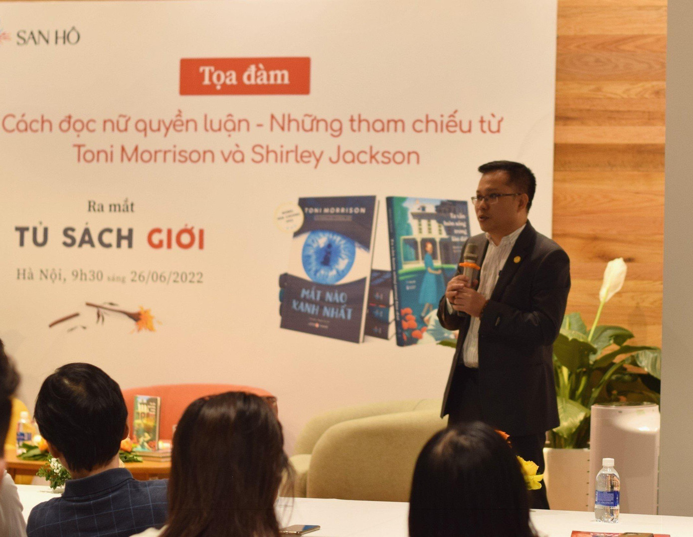 Ông Chu Đình Hoàng - Giám đốc San Hô Books bộc bạch với khán giả về những mong muốn tốt đẹp của công ty trong tương lai. Ông Chu Đình Hoàng - Giám đốc San Hô Books bộc bạch với khán giả về những mong muốn tốt đẹp của công ty trong tương lai.