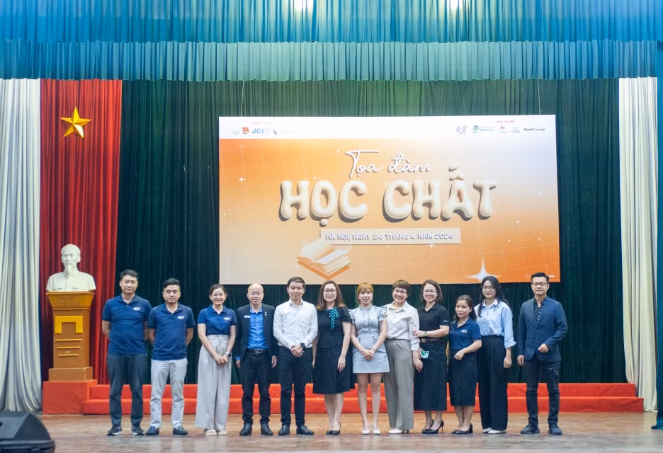 Tuổi trẻ Đại học Quốc gia Hà Nội phối hợp cùng JCI Thanglong tổ chức chương trình tọa đàm “Học chất”.