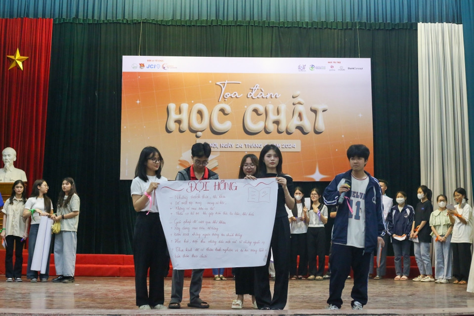 Bầu không khí sôi nổi tại “Học chất”. Bầu không khí sôi nổi tại “Học chất”.