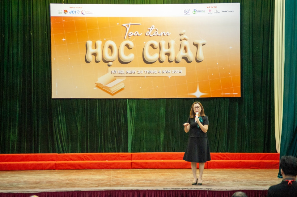 Đồng chí Hứa Thanh Hoa - Bí thư Đoàn Đại học Quốc gia Hà Nội, Phó Trưởng ban Công tác Chính trị và Học sinh Sinh viên chia sẻ tại chương trình. Đồng chí Hứa Thanh Hoa - Bí thư Đoàn Đại học Quốc gia Hà Nội, Phó Trưởng ban Công tác Chính trị và Học sinh Sinh viên chia sẻ tại chương trình.