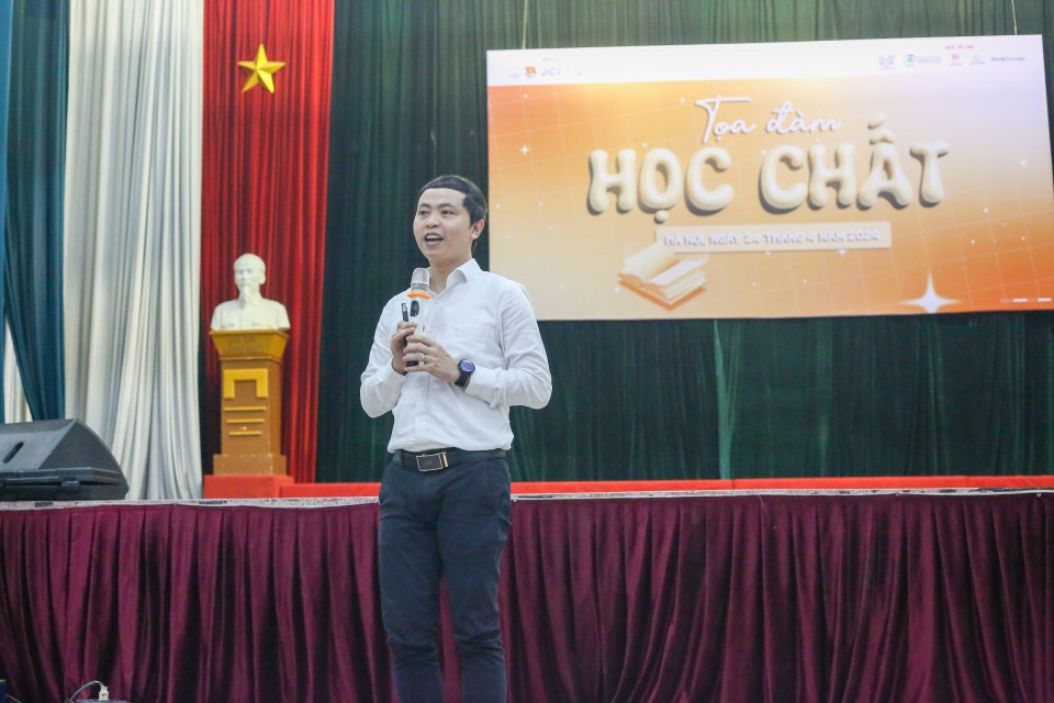 Diễn giả Nguyễn Ngọc Lâm chia sẻ những câu chuyện tự học. Diễn giả Nguyễn Ngọc Lâm chia sẻ những câu chuyện tự học.