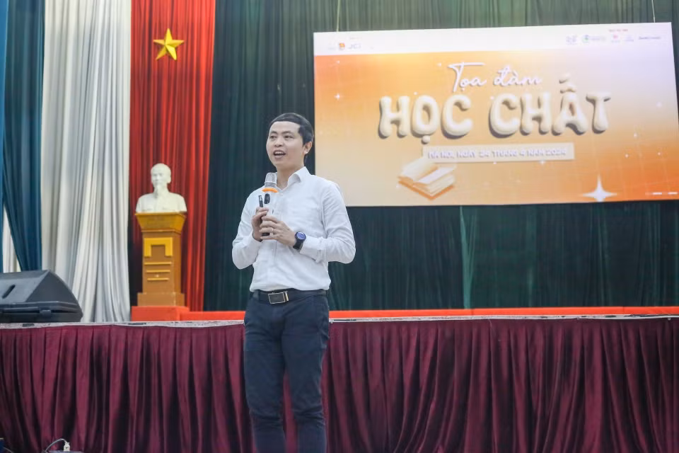 Diễn giả Nguyễn Ngọc Lâm chia sẻ những câu chuyện tự học.