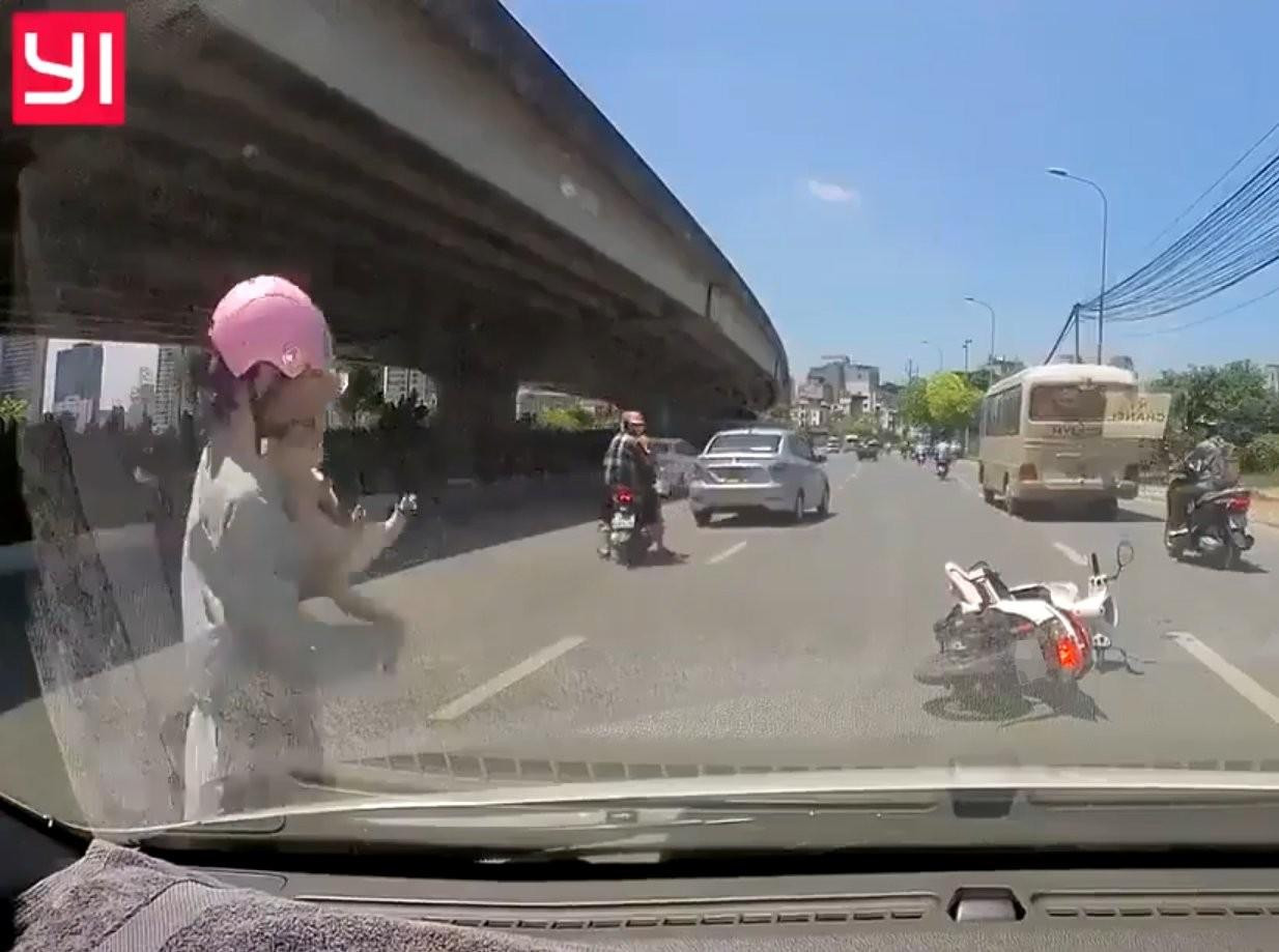 Sau khi bắt lại được bé mèo, cô gái vội bế lên cưng nựng.