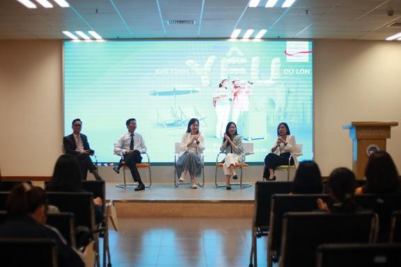 Diễn giả từ các doanh nghiệp nổi tiếng chia sẻ trong talkshow.