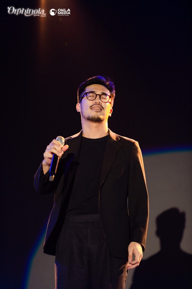 Vũ. mang đến cho khán giả nhiều cảm xúc với bản hit Bước qua mùa cô đơn.