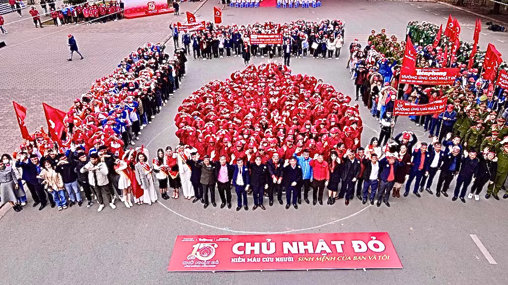Lực lượng hưởng ứng Chủ nhật Đỏ 2023 xếp hình trái tim tại Ngày hội chính ở Đại học Bách khoa Hà Nội, ngày 18/12/2022.