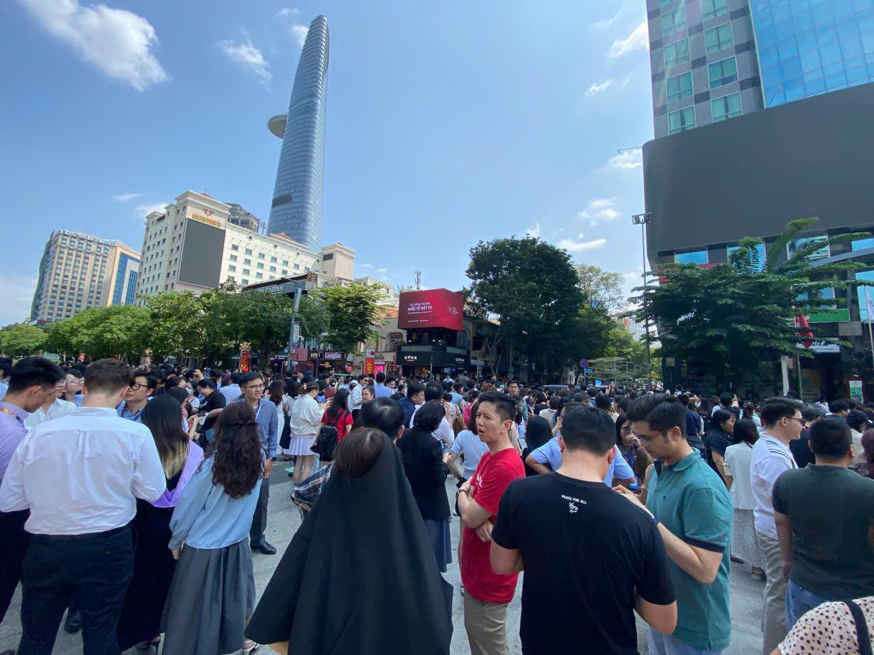 Người dân tại các tòa nhà chung cư, văn phòng tại TP.HCM đổ xuống đường sau dư chấn động đất. (Ảnh: Giang Thị Kim Cúc)