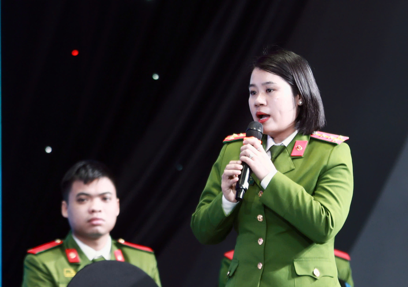 Đại úy Lê Thị Lan Vân, cán bộ Công an xã Mò Ó (huyện Đakrông, Quảng Trị) đặt câu hỏi với Ban Bí thư T.Ư Đoàn về giải pháp để tuyên truyền, giáo dục trên không gian mạng cho thanh niên.