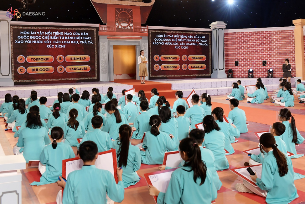 100 thí sinh hào hứng trả lời câu hỏi. 100 thí sinh hào hứng trả lời câu hỏi.