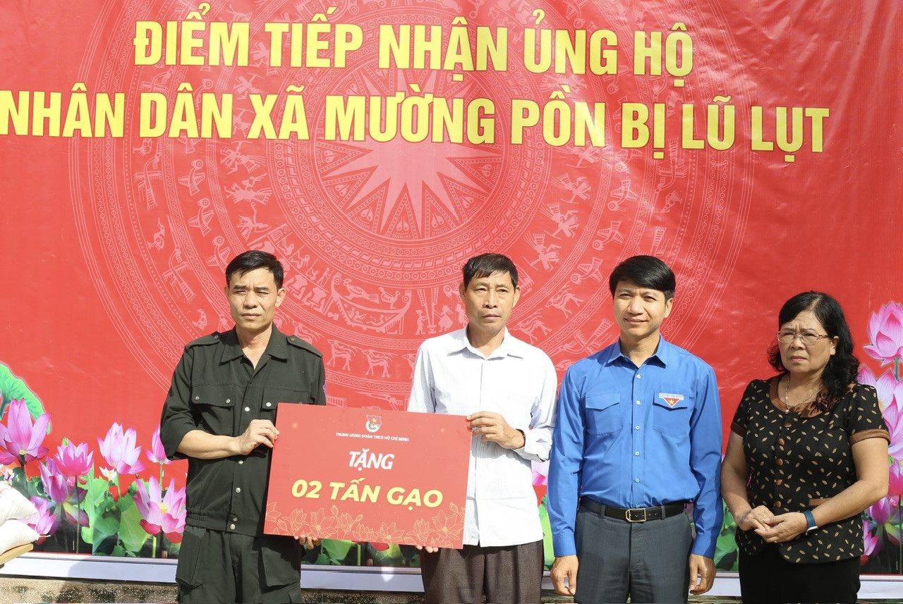 Đoàn công tác đã tới UBND xã Mường Pồn trao tặng các nguồn lực hỗ trợ địa phương và người dân để khắc phục hậu quả thiên tai, mong bà con nhân dân sớm ổn định cuộc sống.