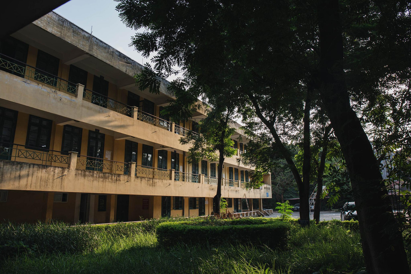 Sân trường, lớp học trở nên vắng lặng do dịch COVID-19 học sinh không thể tới trường.