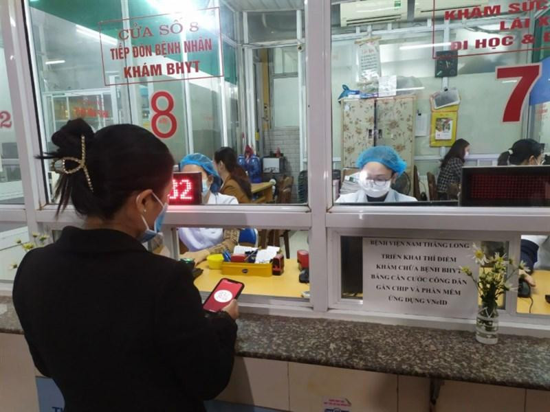 Người dân sử dụng tài khoản định danh điện tử để làm thủ tục hành chính.