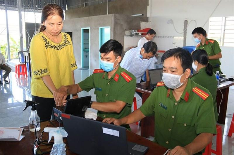 Người dân đến làm tài khoản định danh điện tử.